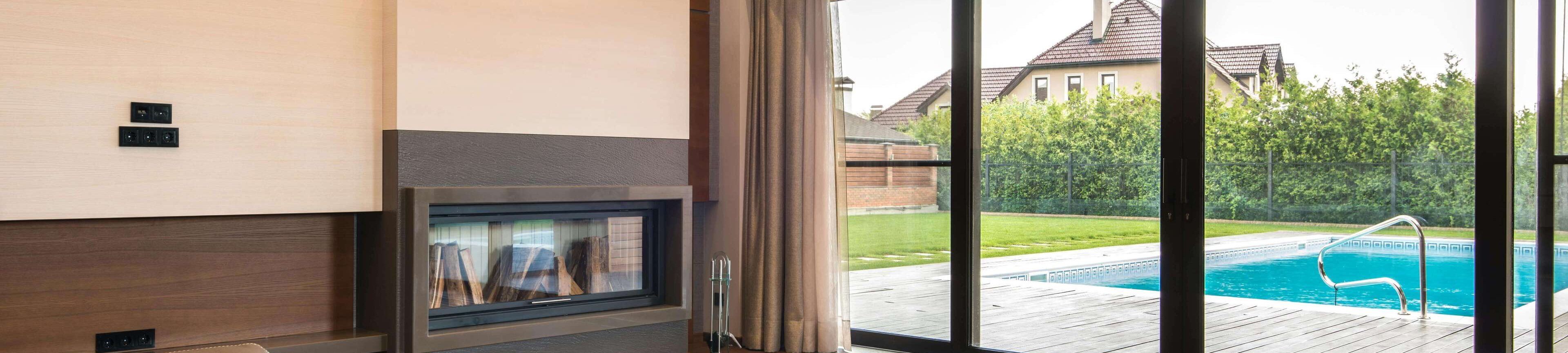 Fotografie obývacího pokoje s výhledem na bazén