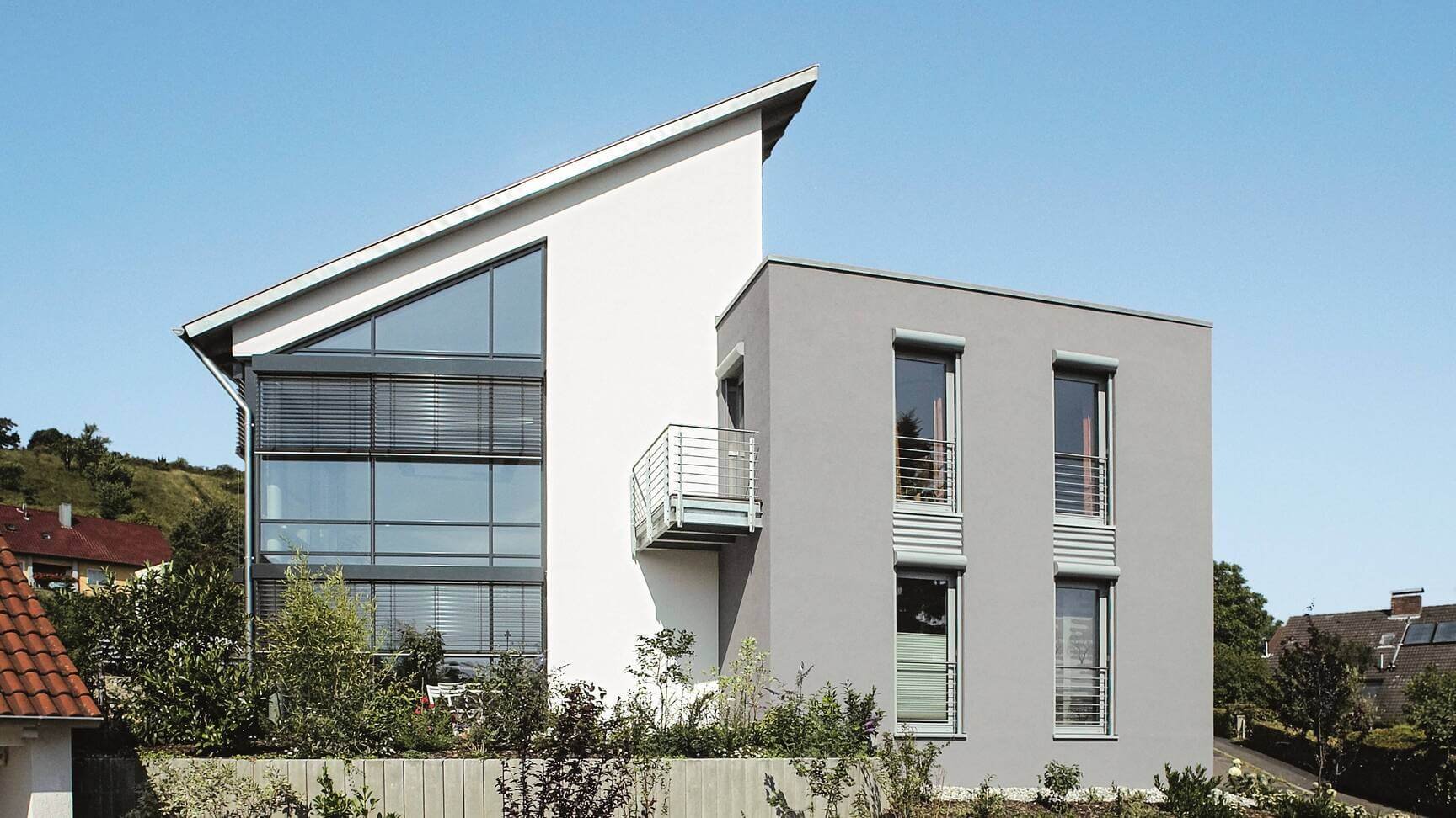 Fotografie moderního domu s velkými okny