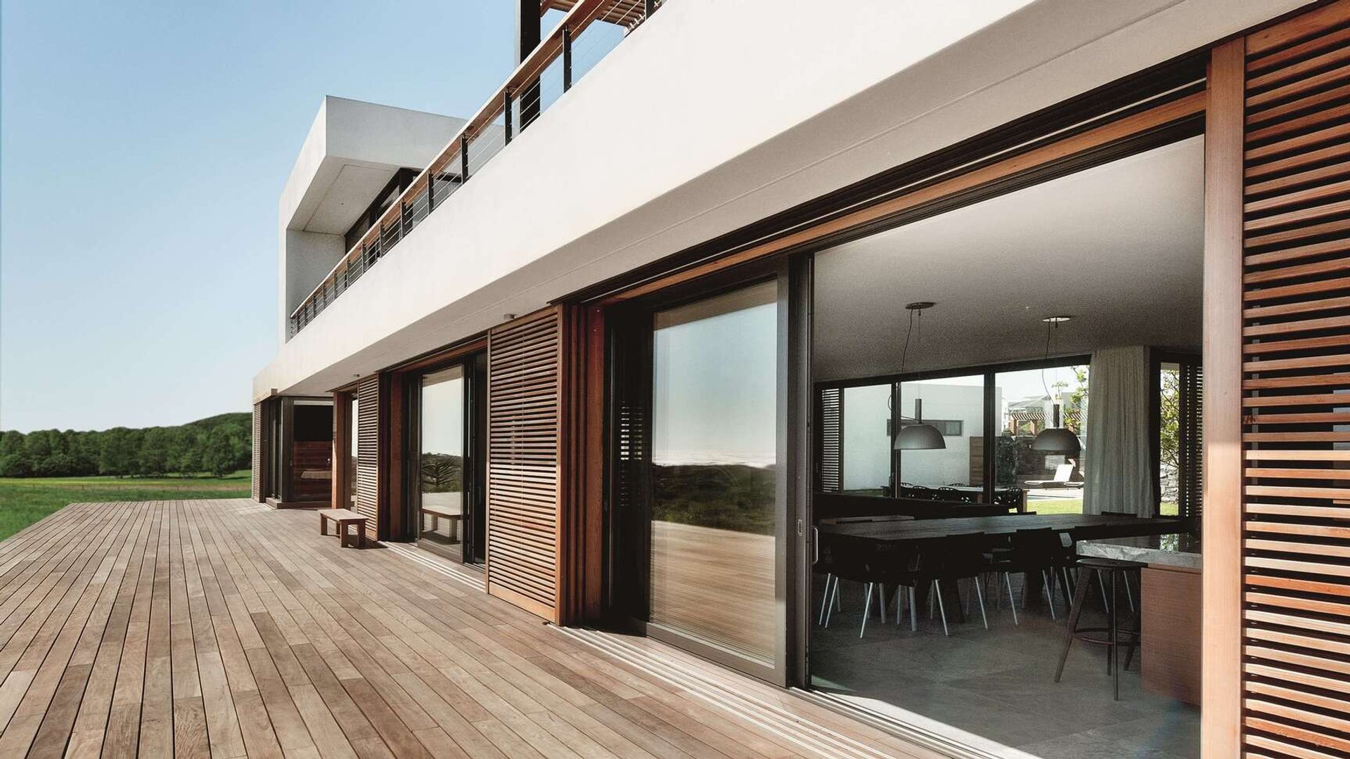 Fotografie terasy s velkými posuvnými dveřmi