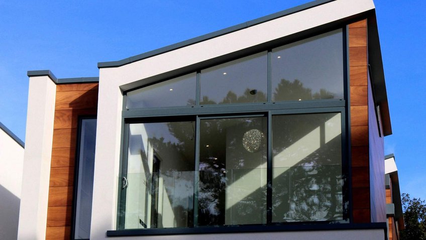 Fotografie moderního domu s velkými okny
